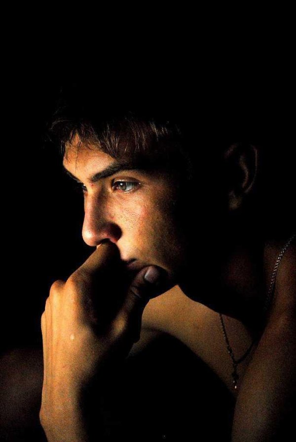 Девушка скучает по парню