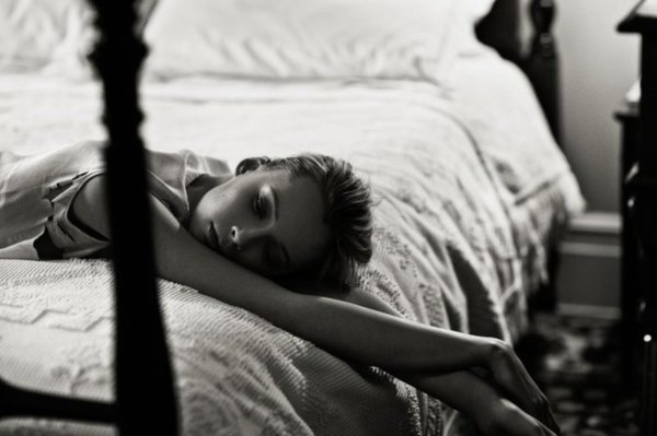 Девушка скучает по парню