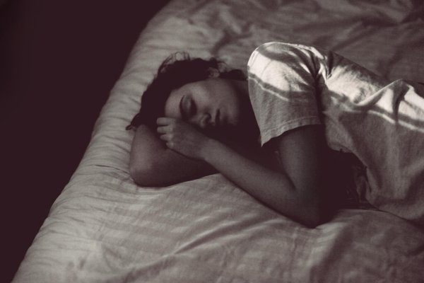 Девушка скучает по парню