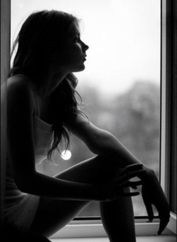 Девушка скучает по парню