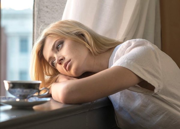 Девушка скучает по парню