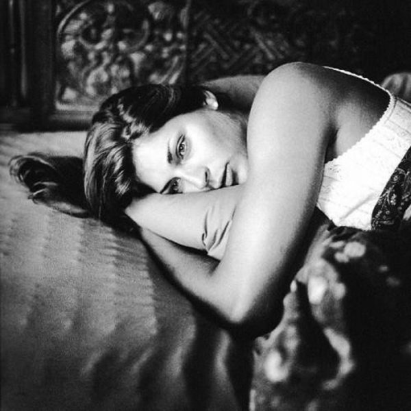 Девушка скучает по парню