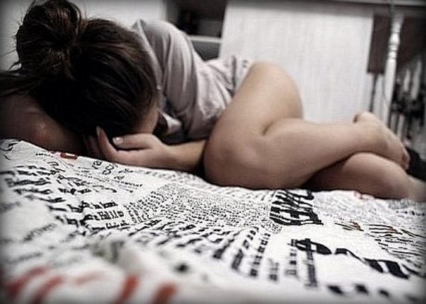 Девушка скучает по парню