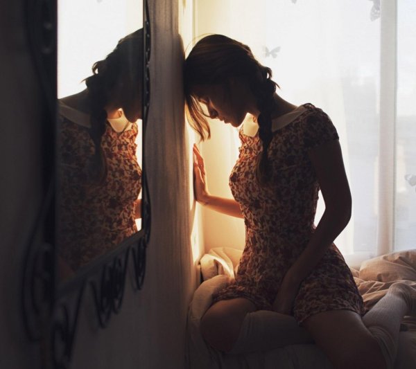 Девушка скучает по парню