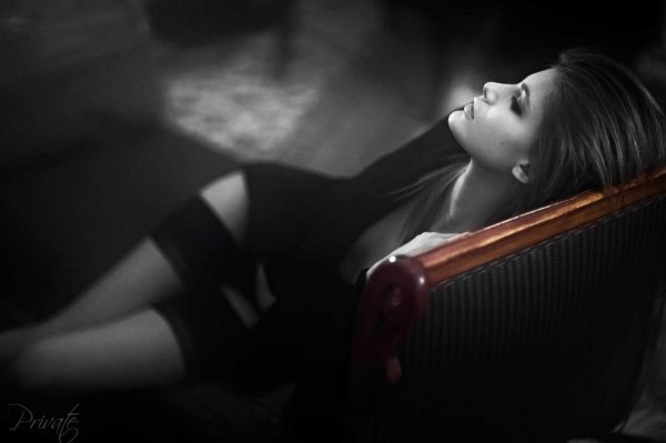 Девушка скучает по парню