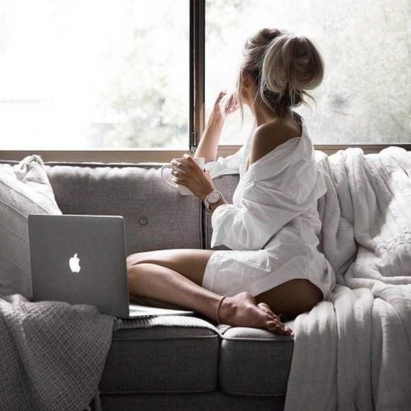 Девушка скучает по парню