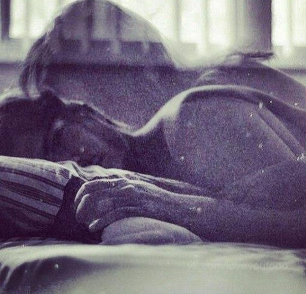 Девушка скучает по парню