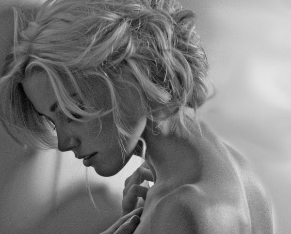 Девушка скучает по парню