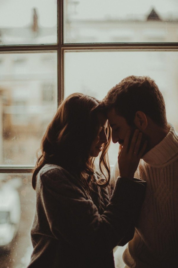 Девушка скучает по парню