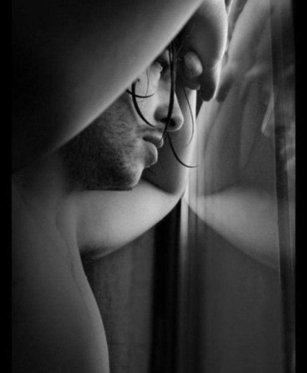 Девушка скучает по парню