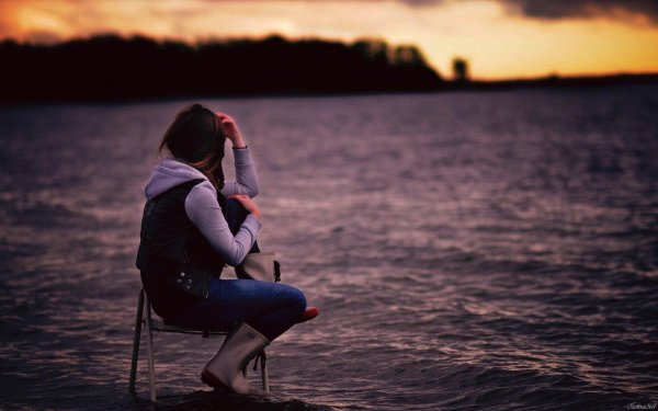 Девушка скучает по парню