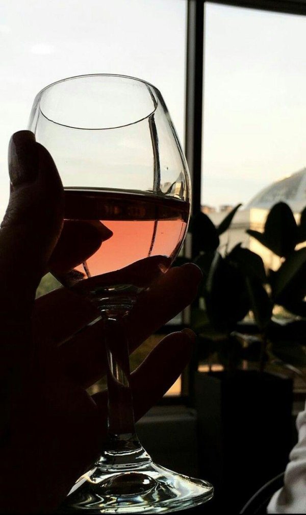 Девушка с бокалом вина