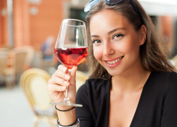 Девушка с бокалом вина