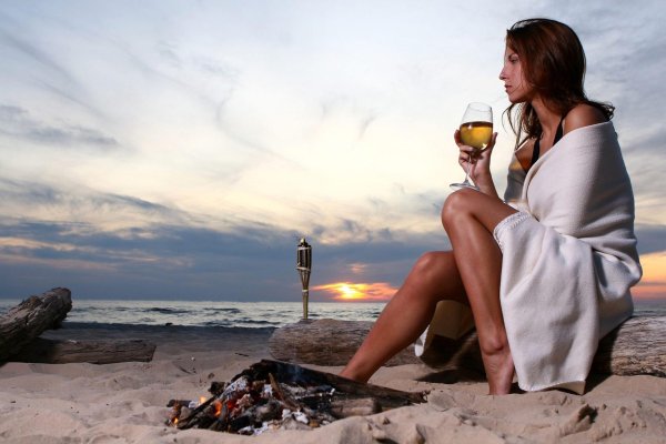 Девушка с бокалом вина