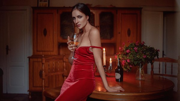 Девушка с бокалом вина