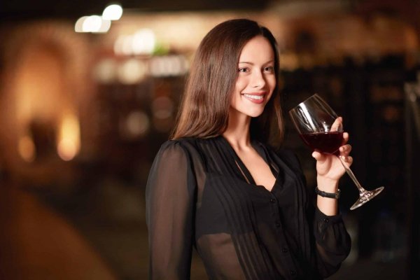 Девушка с бокалом вина