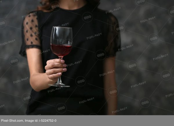 Девушка с бокалом вина
