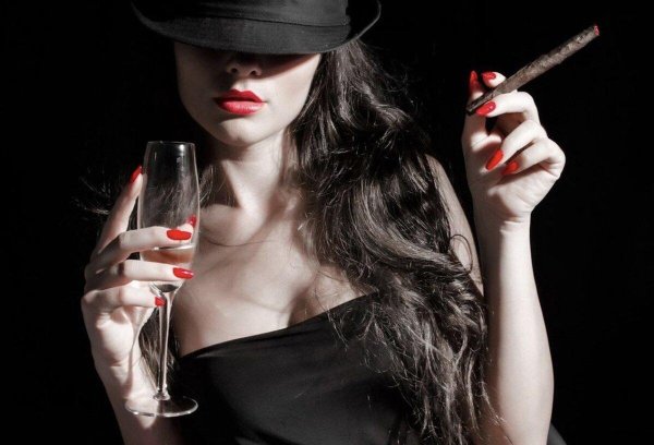 Девушка с бокалом вина