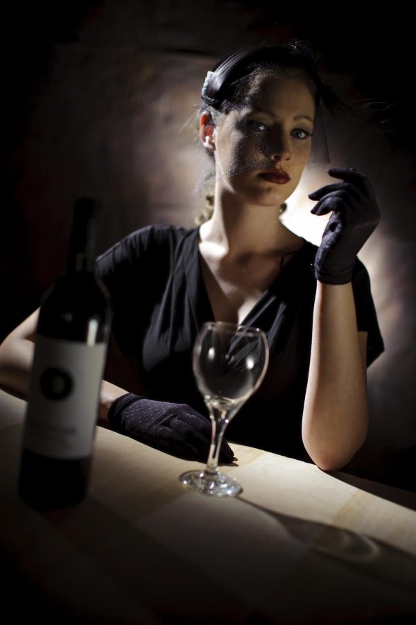 Девушка с бокалом вина