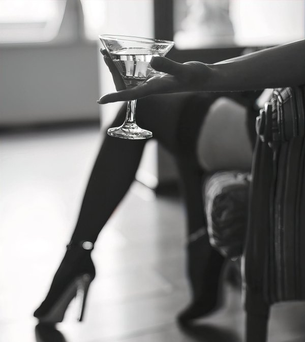 Девушка с бокалом вина