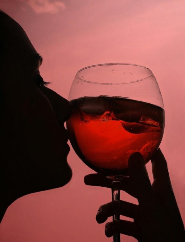 Девушка с бокалом вина