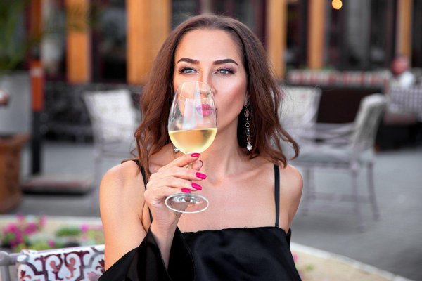 Девушка с бокалом вина