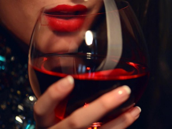 Девушка с бокалом вина