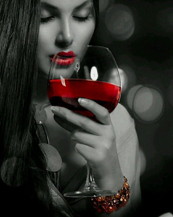 Девушка с бокалом вина