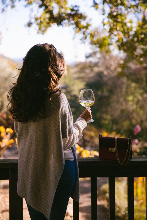 Девушка с бокалом вина