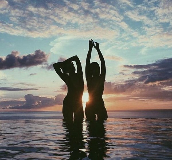 С моря с девушками