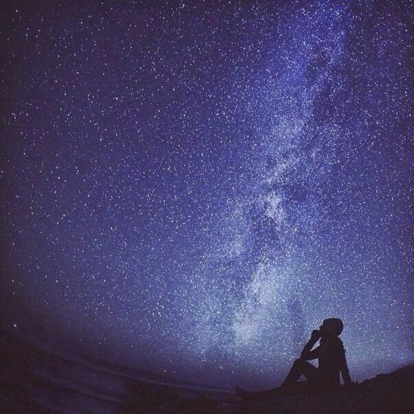 Звездное небо и девушка