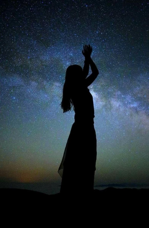 Звездное небо и девушка