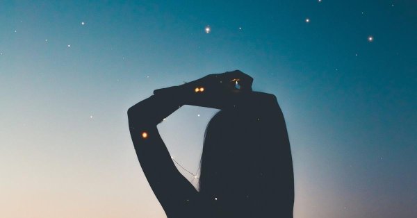 Звездное небо и девушка