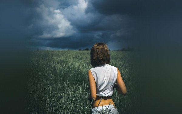 На аву девушка с каре