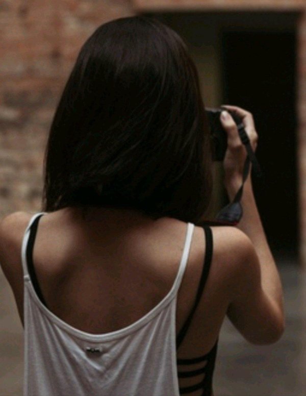 На аву девушка с каре