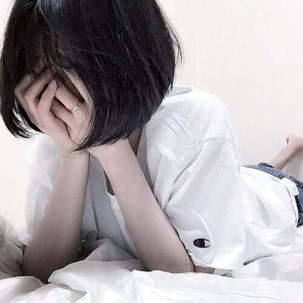 На аву девушка с каре