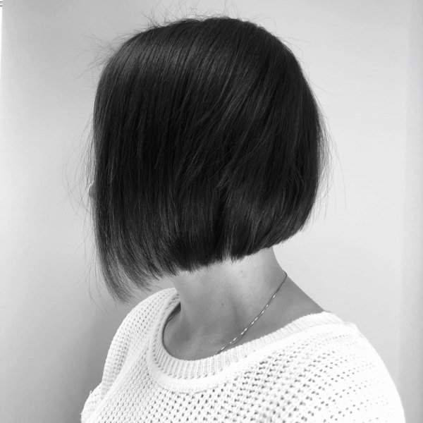 На аву девушка с каре