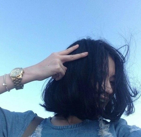 На аву девушка с каре