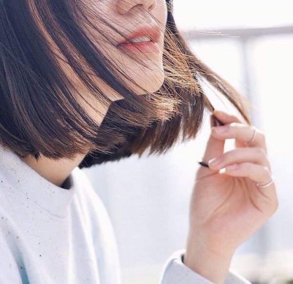 На аву девушка с каре