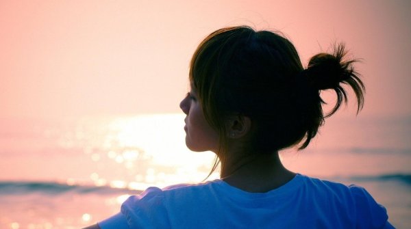 На аву девушка с каре