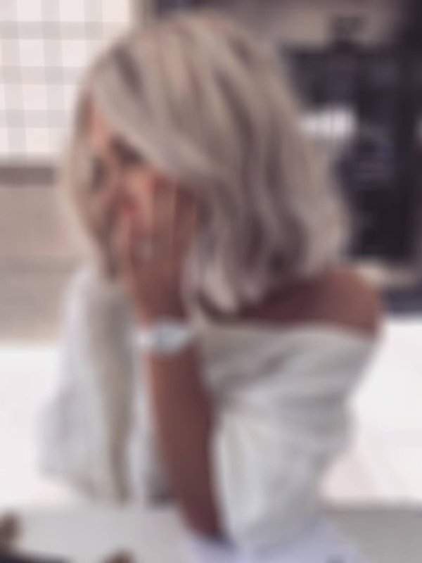 На аву девушка с каре