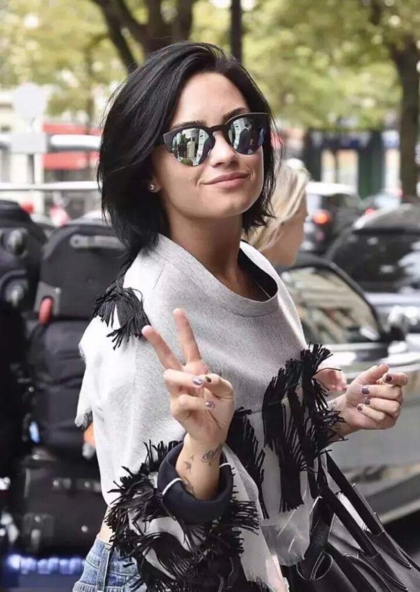 На аву девушка с каре