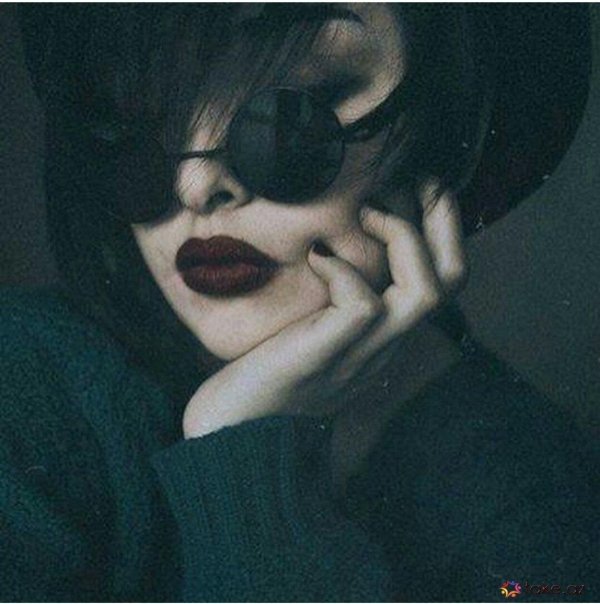 На аву девушка с каре