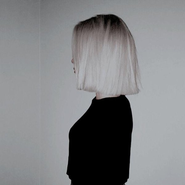 На аву девушка с каре