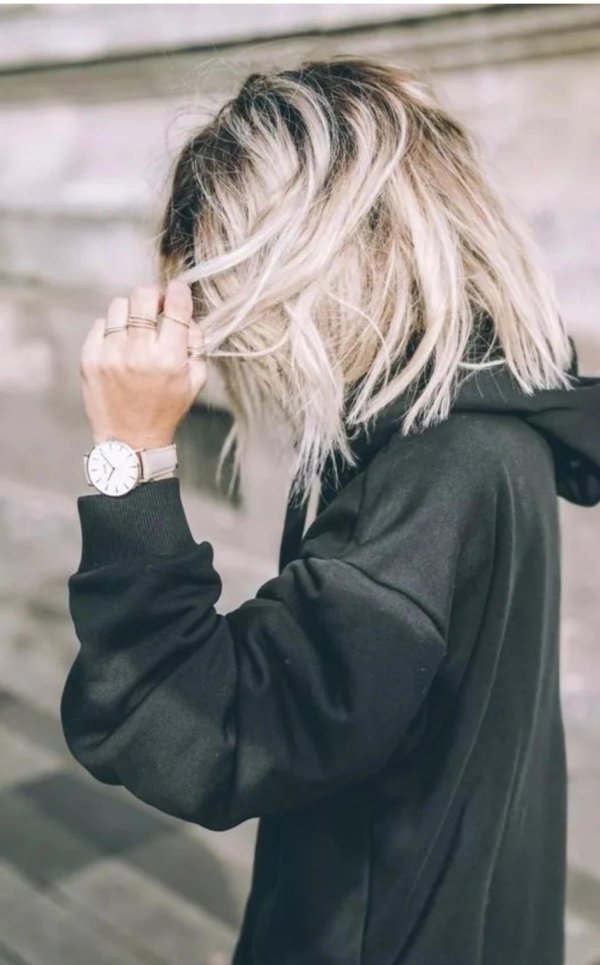 На аву девушка с каре