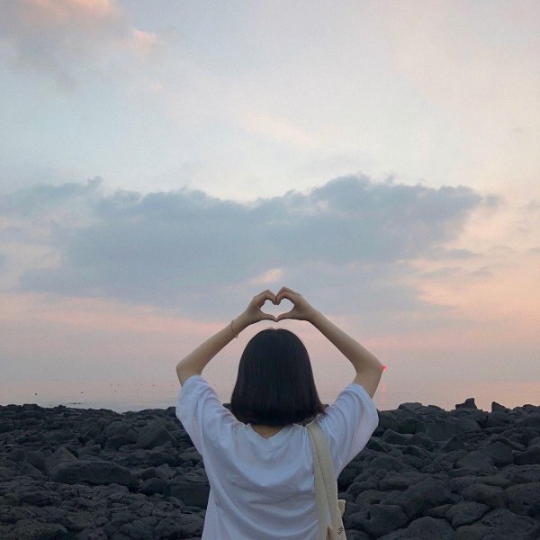 На аву девушка с каре