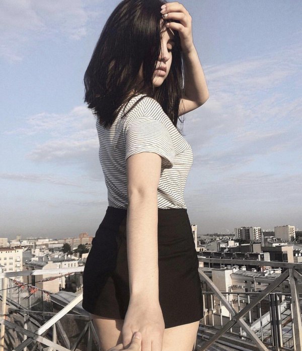 На аву девушка с каре