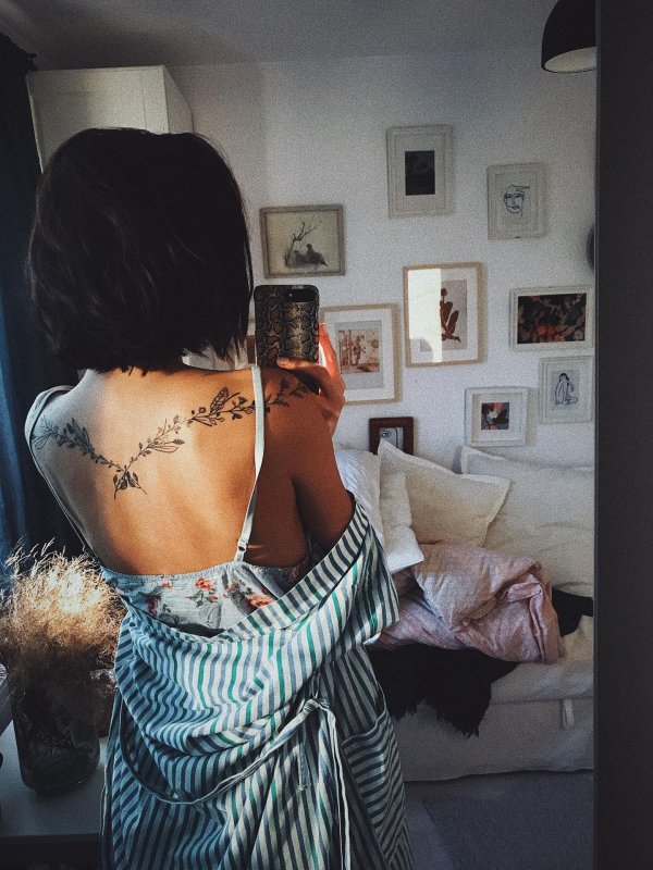 На аву девушка с каре