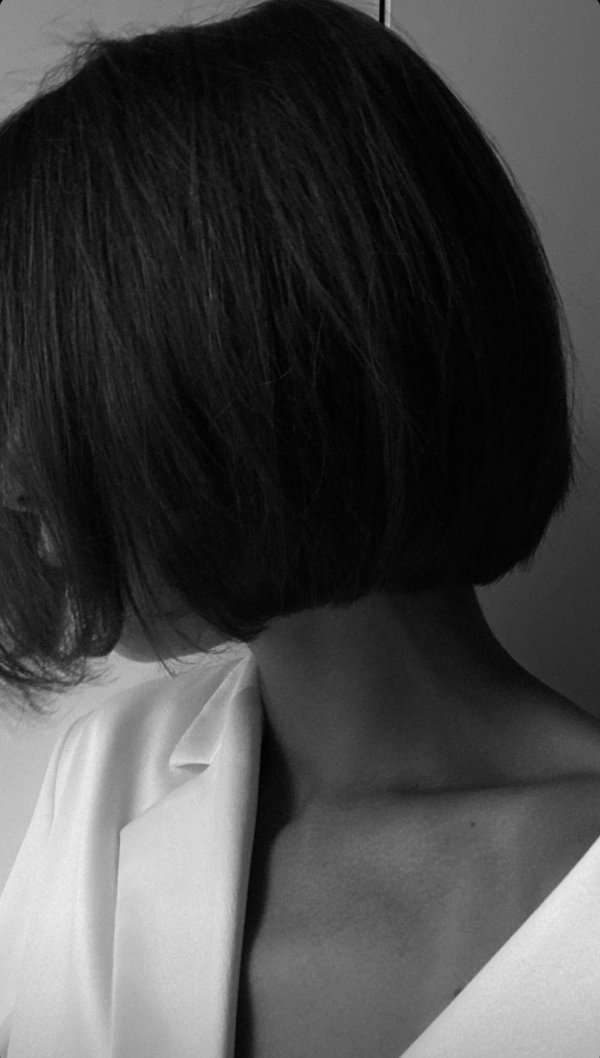 На аву девушка с каре