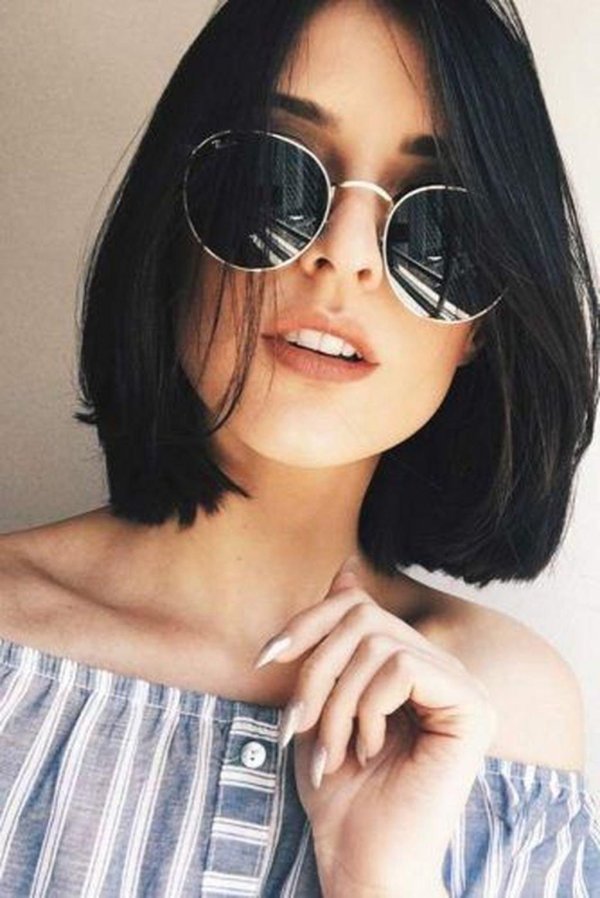 На аву девушка с каре